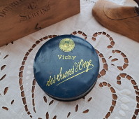 VICHY　丸いTin缶　* ブロカント　ヴィンテージ缶 フランス アンティーク雑貨