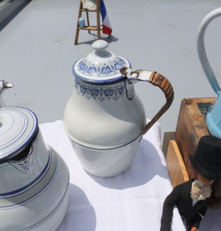 �t�����X�@�A���e�B�[�N�@�z�[���[ �|�b�g