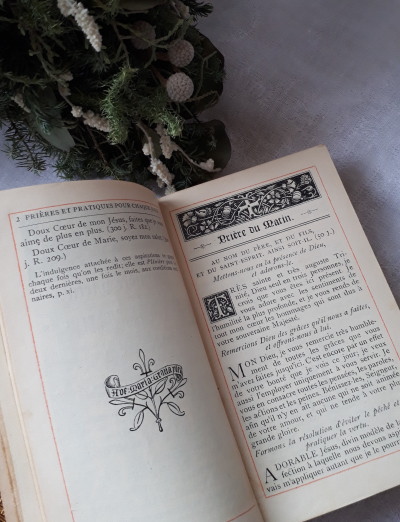 モノグラム付き フランス　小さめな祈祷書　*　古書　ミサ本　ミセル missel Formulaire de Prieres　アンティーク