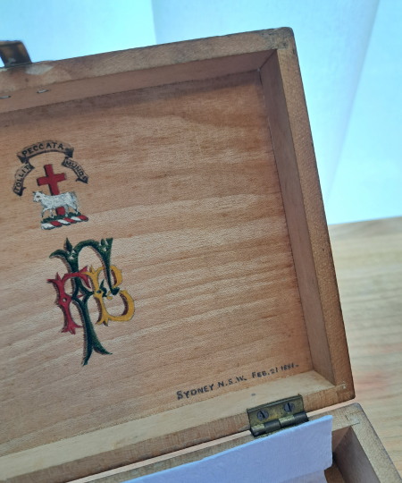 �A���e�B�[�N�@�ؔ� *�@�A���e�B�[�N�@�{�b�N�X